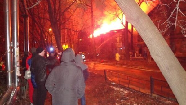 Деревянный дом загорелся в центре Нижнего Новгорода