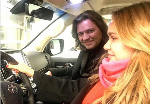 Дмитрий Маликов учит свою дочь Стешу водить автомобиль