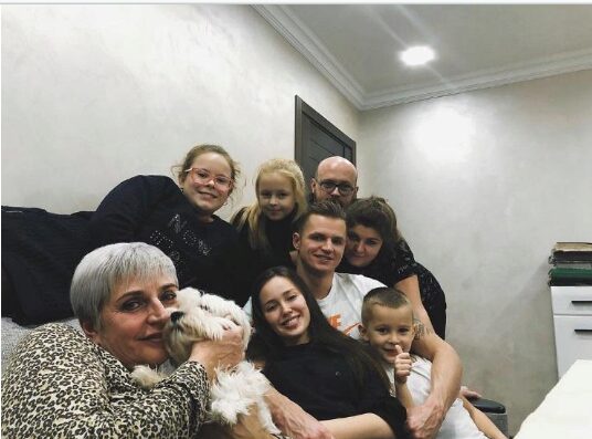 Дмитрий Тарасов на фото показал свою семейную идиллию