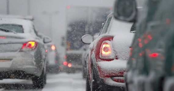 Дорожники ведут борьбу со снегопадом на федеральных трассах края