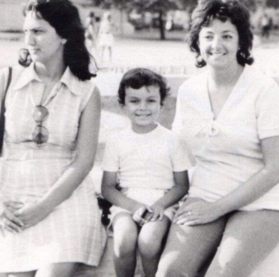 Филипп Киркоров показал детские фотографии с мамой&#8205;