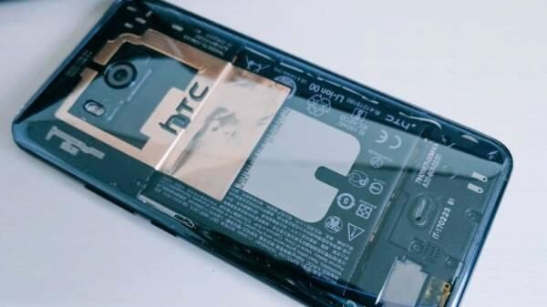 Флагманский смартфон HTC U11 Plus получит полностью прозрачный корпус