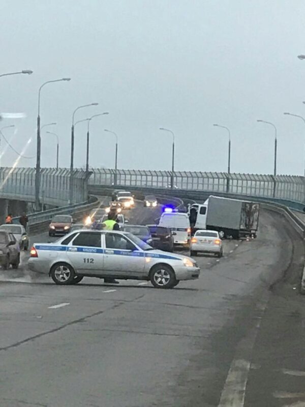«ГАЗель» врезалась в бордюр нового моста в Пензе