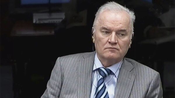 Генерала Младича вывели из зала суда за непристойное поведение