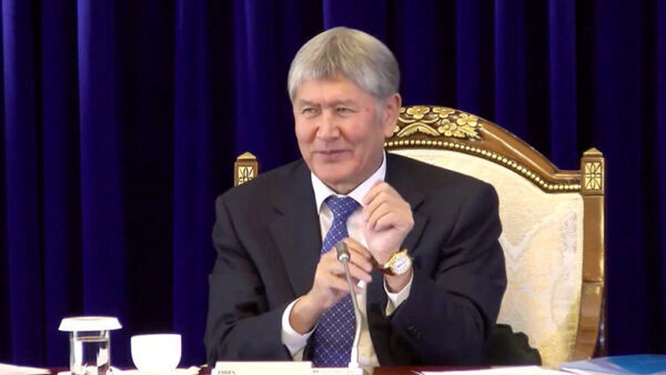 Глава Киргизии Атамбаев подарил журналисту часы на пресс-конференции