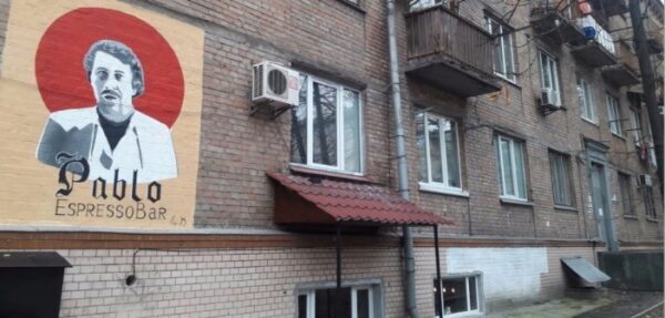 Госпотребслужба Киева обязала кофейню убрать рекламу с Эскобаром