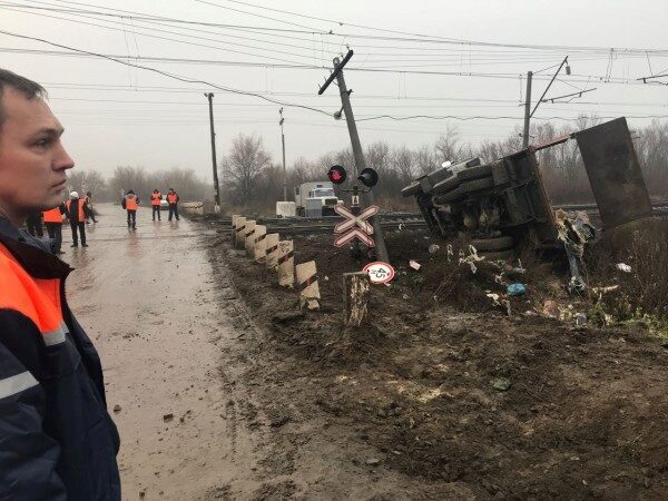 Грузовой поезд врезался в «КамАЗ» под Саратовом