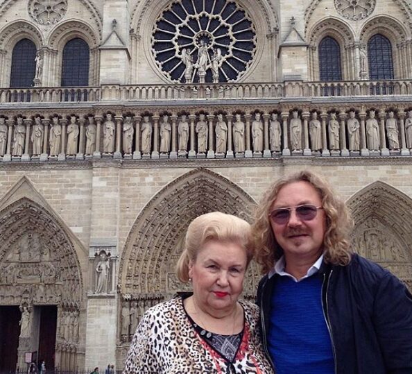 Игорь Николаев прогулялся с мамой по Парижу, отмечая День матери