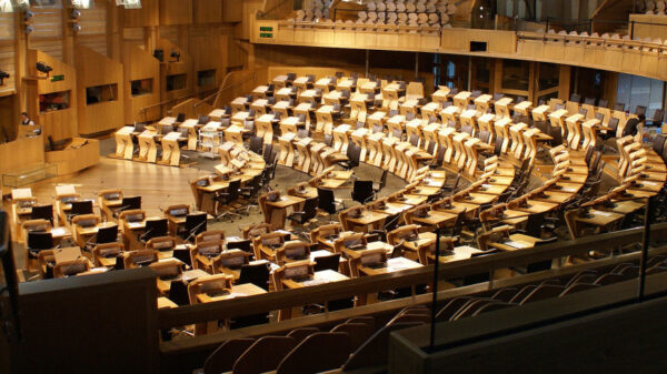 Из-за подозрительных пакетов в Шотландии эвакуировали строение парламента