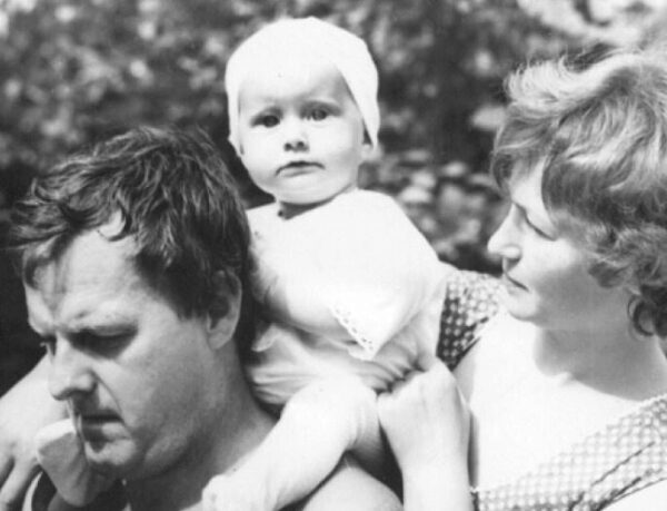 Ксения Собчак показала детский снимок с родителями