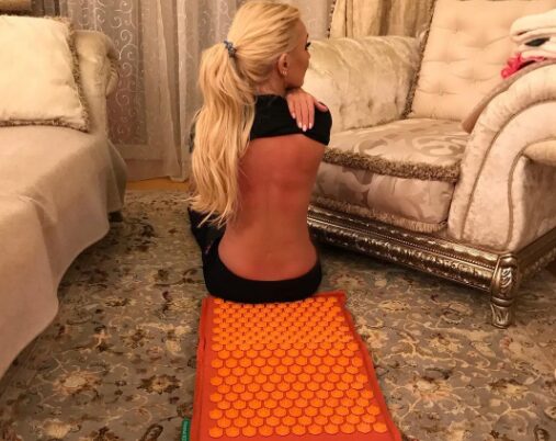 Лера Кудрявцева дома лечит спину при помощи массажных ковриков