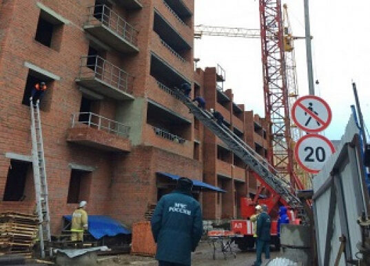 Лестничный марш с 1 по 10 этажи рухнул в Саранске: под завалами люди