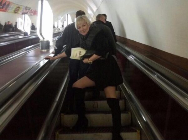 Максакова опубликовала фото в мини-юбке на эскалаторе