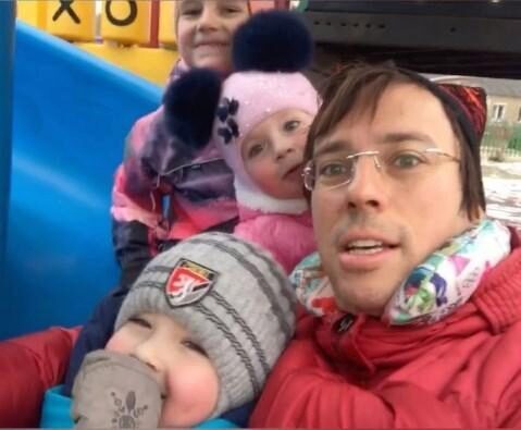 Максим Галкин показал на видео активный отдых со своими детьми
