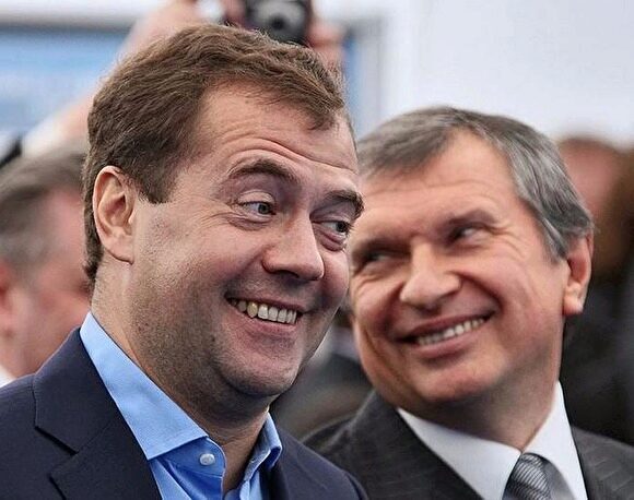 Медведев и Сечин летят в ХМАО на объект «Роснефти»