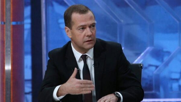 Медведев поддержит Путина в случае его выдвижения на пост президента
