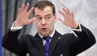 Медведев посоветовал россиянам хранить сбережения в рублях