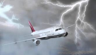 Молния ударила в пассажирский самолет во время взлета