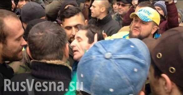 «Мусор поганый!» — в Киеве избили Шкиряка (ВИДЕО 18+)