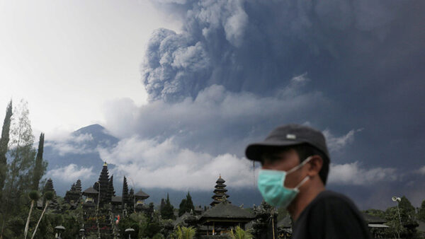 На Бали из-за извержения вулкана эвакуируют 100 000 человек