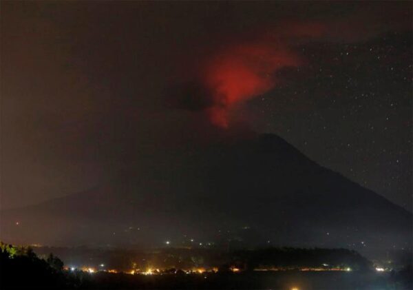 На Бали отменены рейсы из-за повторного извержения вулкана