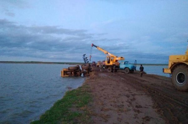 На Ставрополье трактор упал в озеро, водитель погиб