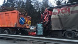 На трассе М-10 в результате ДТП погиб водитель грузовика?