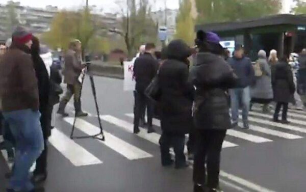 На Березняках в Киеве граждане неотапливаемых домов перекрыли дорогу в знак протеста