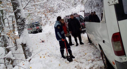 На горной дороге в Крыму автобус с пассажирами замело снегом