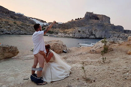 На острове Родос запретили венчаться из-за снимков орального секса