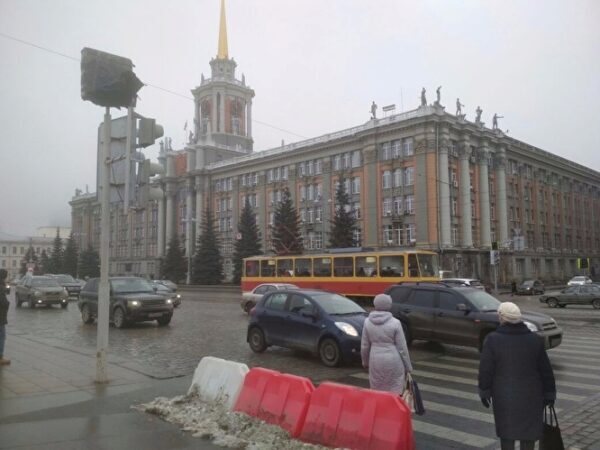 На пешеходном переходе на проспекте Ленина поставили «заградбарьеры» для пешеходов