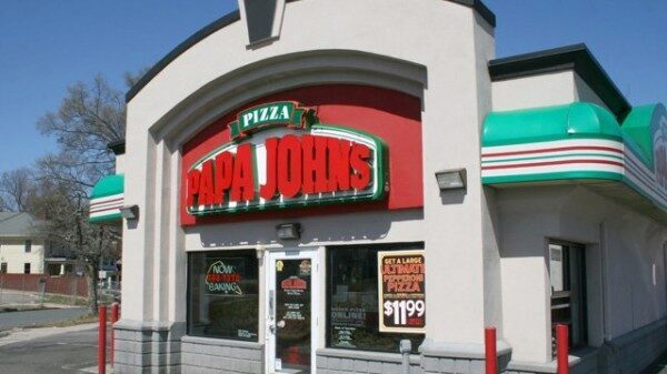 «Не хотим, чтобы покупали нашу пиццу»: Papa John's объявила бойкот неонацистам