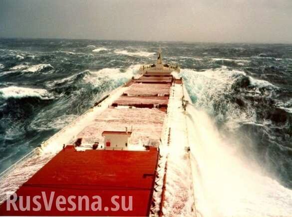 Неуправляемое российское судно несет штормом к турецкому порту