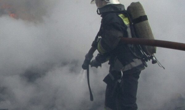 Ночью пожарные эвакуировали детей из горящего энгельсского дома