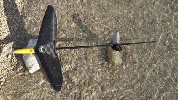 Новый дрон-амфибия способен нырять в воду, сложив крылья