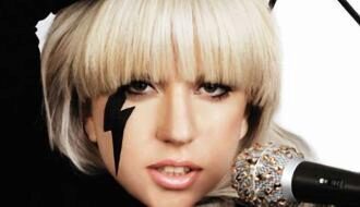 Обнаженная американская певица Леди Гага оседлала жеребца