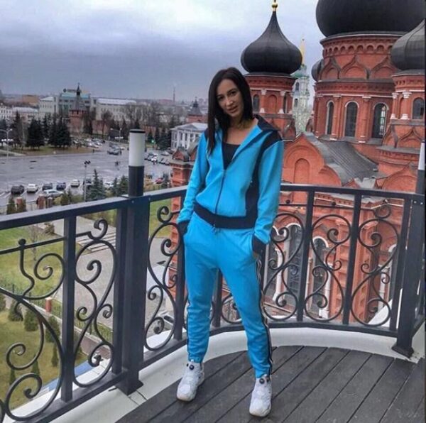 Ольга Бузова оскорбила фанатов снимком в спортивном костюме на фоне церкви