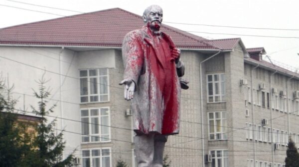 Памятник Ленину облили краской