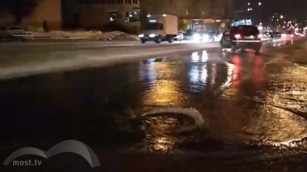По улице Неделина течет вода (видео)