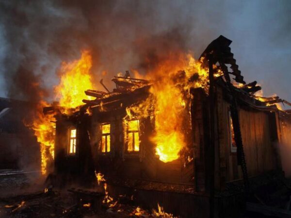 Под Ростовом при пожаре в огне сгорела семья - отец и две дочери