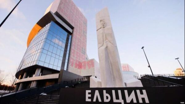 Поджигателя памятника Ельцину в Екатеринбурге не стали выдворять из России