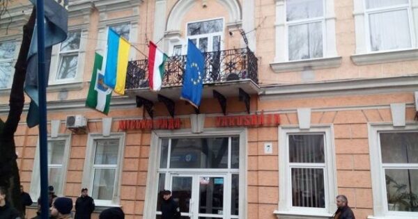 Полиция открыла уголовное производство по инциденту с венгерским флагом в Берегово