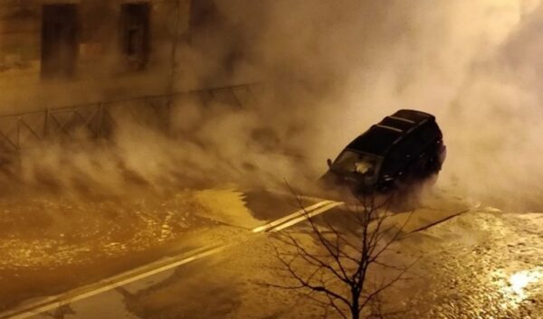 Появилось видео, как в Петербурге автомобиль провалился под асфальт