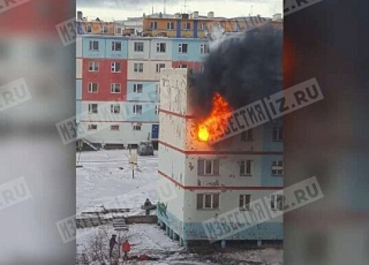 Пожар в квартире: мать выбрасывала обгоревших детей из окна третьего этажа