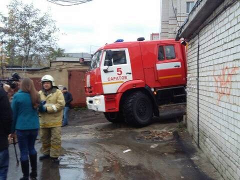 Пожарная машина не поместилась в узком дворе саратовской новостройки