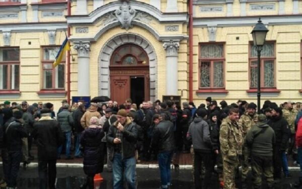 Протестующие военные вышвырнули нардепа Андрея Тетерука с митинга