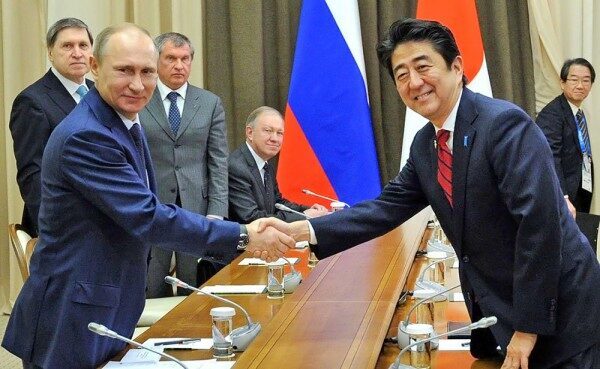 Путин и Абэ обсудили вопрос денуклеаризации Корейского полуострова