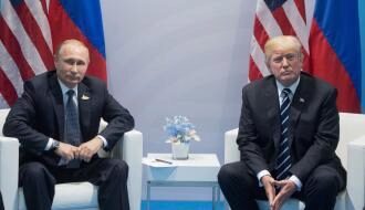 Путин и Трамп в кулуарах саммита АТЭС пожали друг другу руки