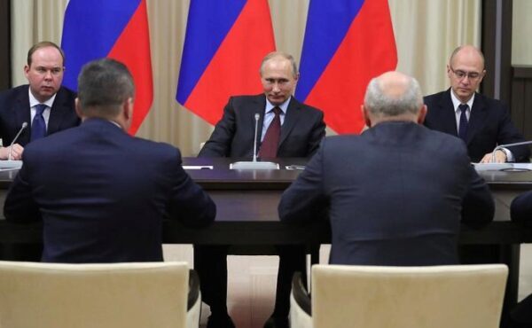 Путин пообещал наградить губернаторов-отставников и пригласил их вместе с жёнами на ёлку в Кремль