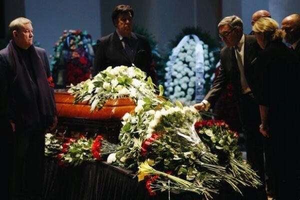 Родные Дмитрия Хворостовского решили не открывать гроб с его телом
